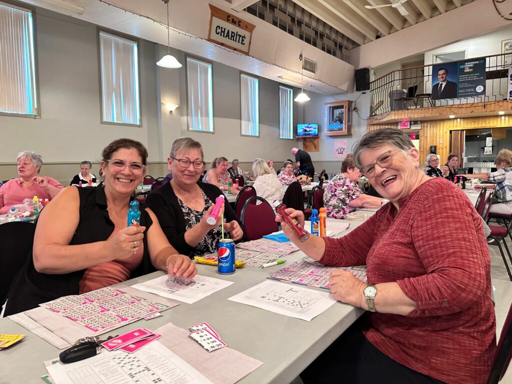 Bénévoles jouant au bingo