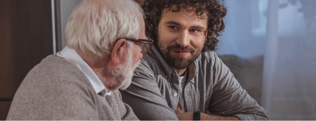 Jeune homme accompagnant un homme plus âgées